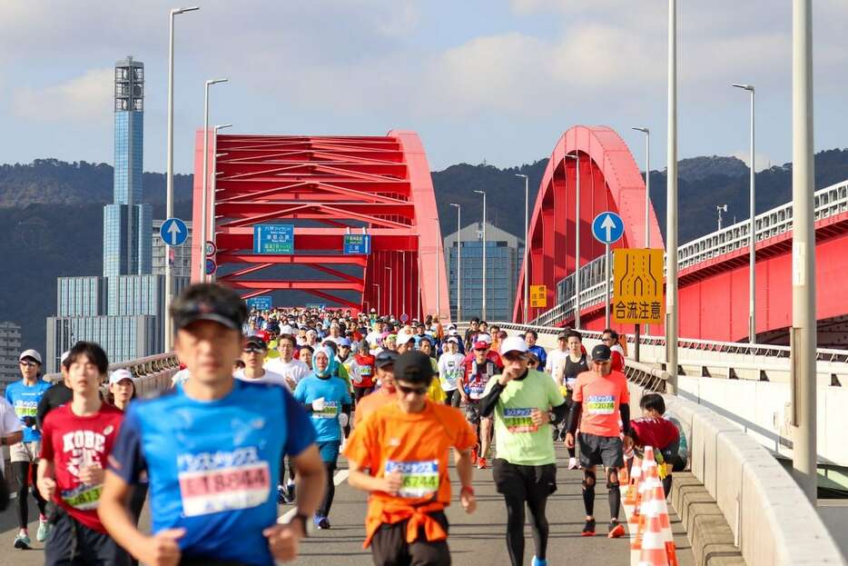 昨年の神戸マラソンの様子。約２万人が参加する（神戸マラソン実行委員会事務局提供）