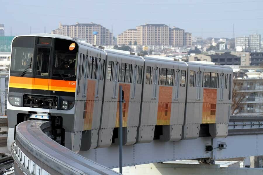 跨座式の多摩モノレール（画像：写真AC）