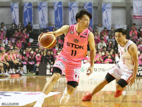 11月2日の千葉J戦で8アシストを記録した熊谷（中央）［写真］＝B.LEAGUE