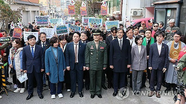 記者会見を開いた朴氏と野党議員ら＝21日、ソウル（聯合ニュース）