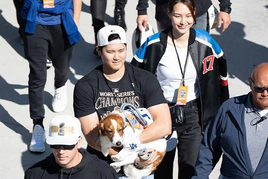 優勝パレードに登場した大谷翔平と、妻・真美子さんと愛犬デコピン【写真：ロイター】