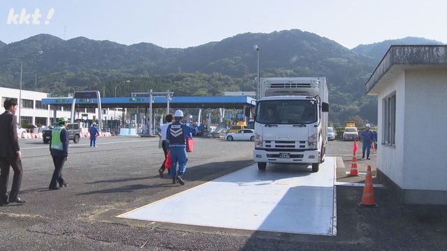 過積載の取り締まり(13日・八代市)