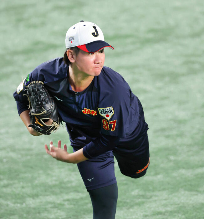 試合前、登板に向けてキャッチボールする井上（カメラ・中島　傑）