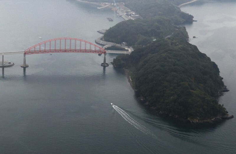 船の衝突事故があった現場周辺。左は笠戸大橋＝山口県下松市で2024年11月17日午後0時半、本社ヘリから