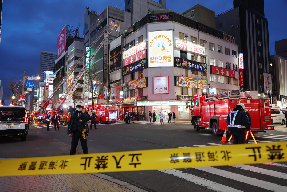 ２６日午後３時２０分ごろ、札幌市の繁華街ススキノにある商業ビルで「爆発音がする」と１１９番があった。同ビル２階のガールズバーで爆発が起きたとみられ、男女４人がやけどを負うなどして病院に搬送された。