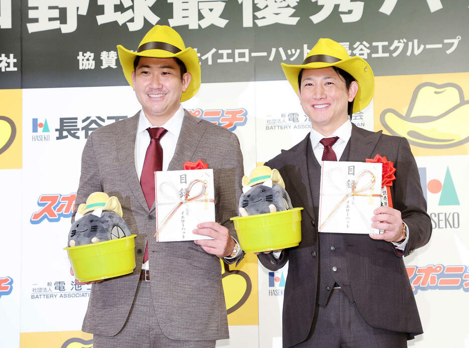 2024年プロ野球最優秀バッテリー賞を受賞した巨人菅野（左）と小林（撮影・鈴木正人）