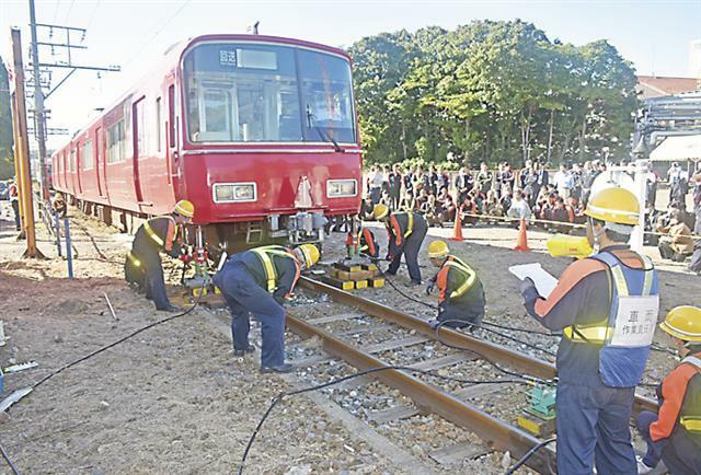 巨大地震発生後の列車脱線の復旧訓練などを行った