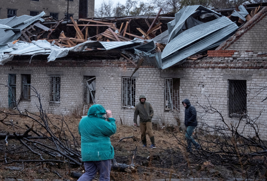 ウクライナ当局によると、ロシアが前日に東部の都市ドニプロの軍事施設を標的に発射した新型中距離弾頭ミサイルは最高速度が時速１万３０００キロを超えるという。１１月２１日、ドニプロで撮影（２０２４年　ロイター/Mykola Synelnykov/File Photo）