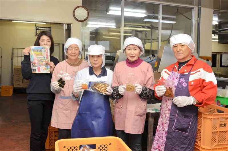 飯星誠子さんの味を引き継ごうと奮闘するメンバーら＝12日、山都町