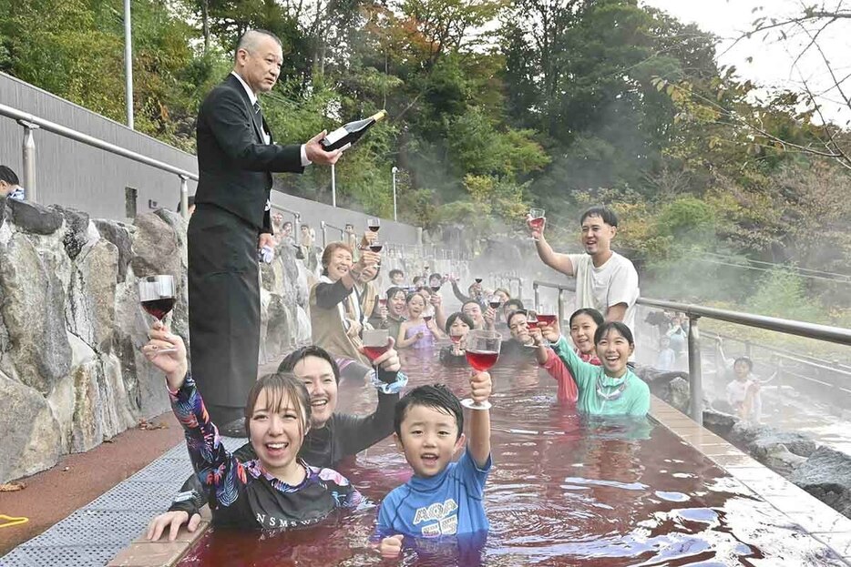 ユネッサンで解禁されたボージョレ・ヌーボー風呂を楽しむ来館者ら＝２１日、箱根小涌園ユネッサン