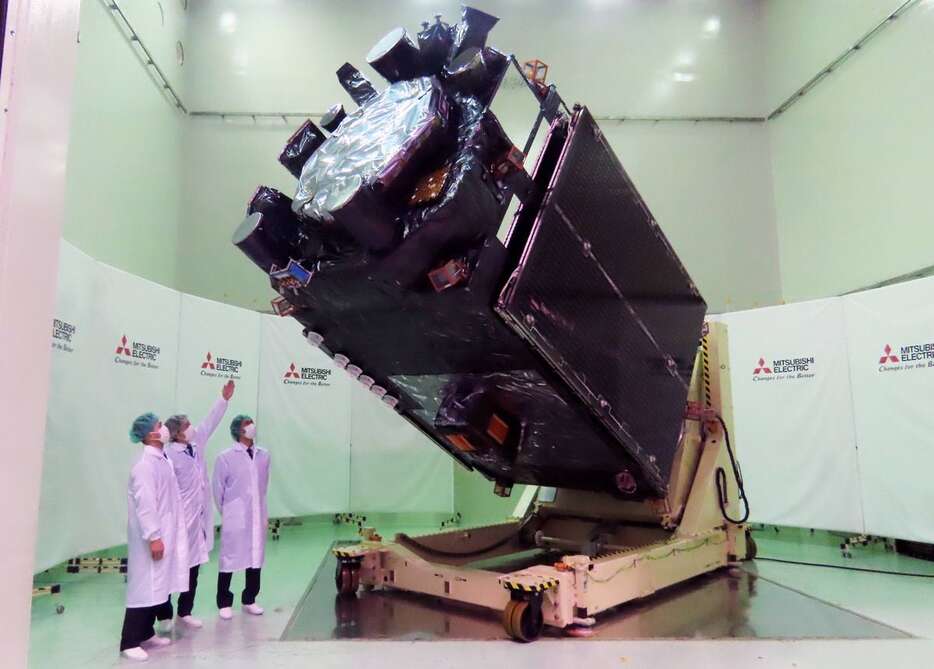 公開された準天頂衛星「みちびき」6号機＝神奈川県鎌倉市（伊藤壽一郎撮影）