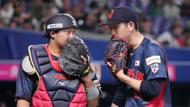 初めてバッテリーを組んだ佐藤都志也選手と戸郷翔征投手【写真：日刊スポーツ/アフロ】