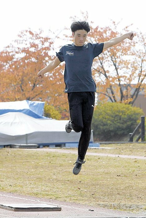 北信越高校新人大会の男子走り幅跳びで大会新記録を打ち立てた近藤さん