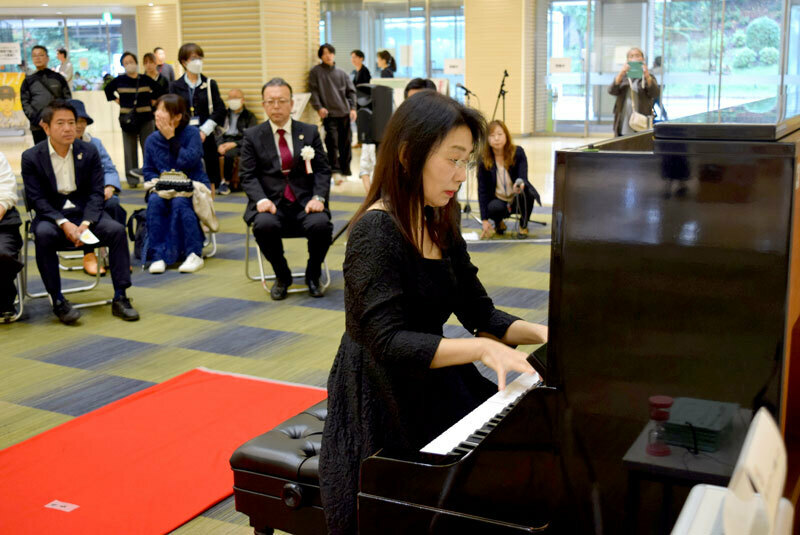 ストリートピアノで演奏を披露する越田さん＝習志野市