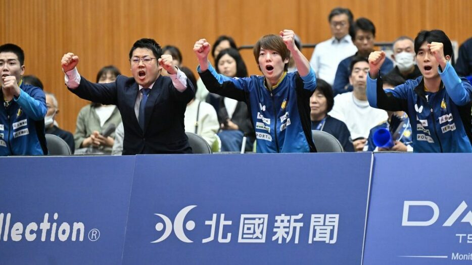 写真：ベンチで吠える西東輝監督（金沢ポート）/撮影：ラリーズ編集部