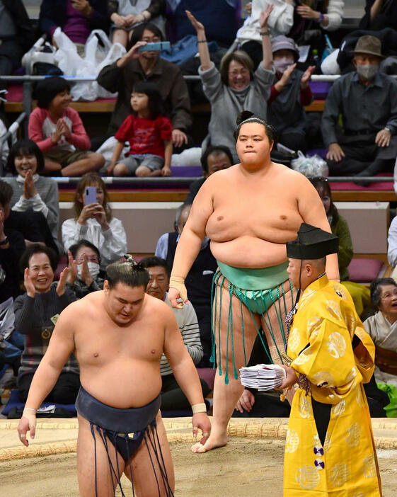 大相撲九州場所千秋楽　はたき込みで豊昇龍（左）を破って優勝した琴桜（撮影・岩下翔太）