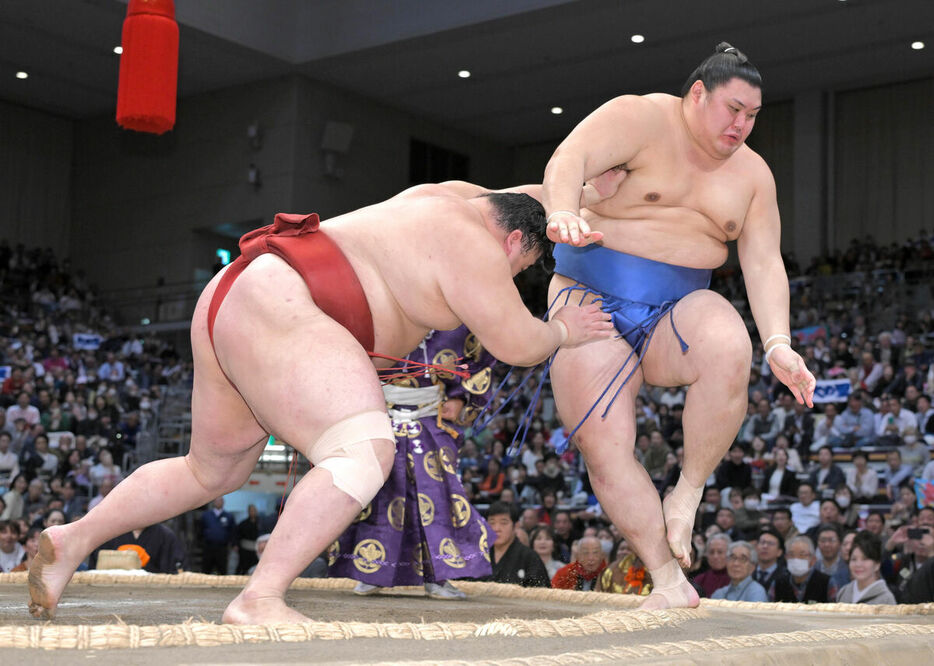 隆の勝（左）が押し出しで大の里を破る（カメラ・今西　淳）