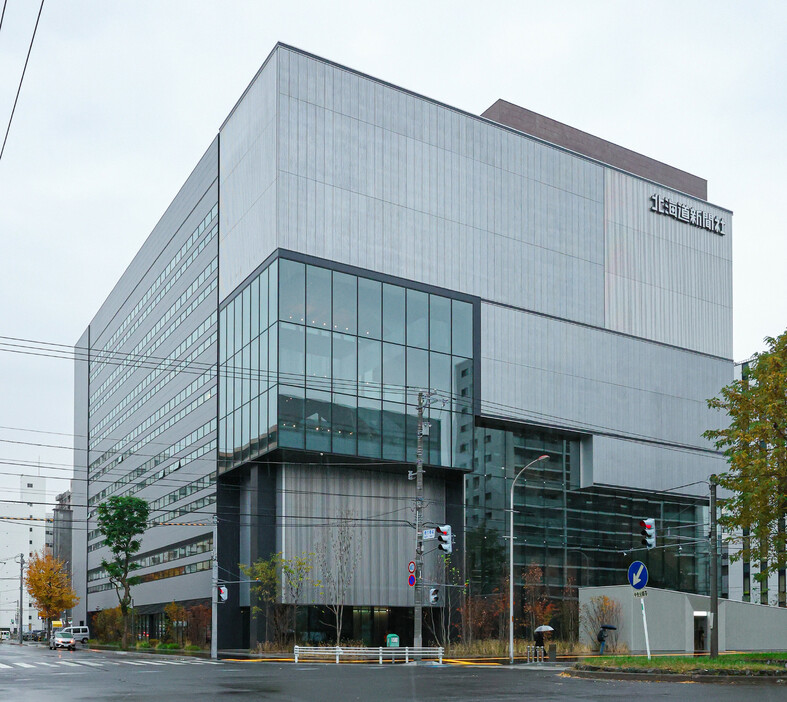 北海道新聞社（札幌市中央区）は１日、本社を同区内の新社屋に移転した。本社移転は１９４２年の創刊以来初めて。旧本社から約７００メートル東に位置し、市営地下鉄東西線バスセンター前駅と直結する。