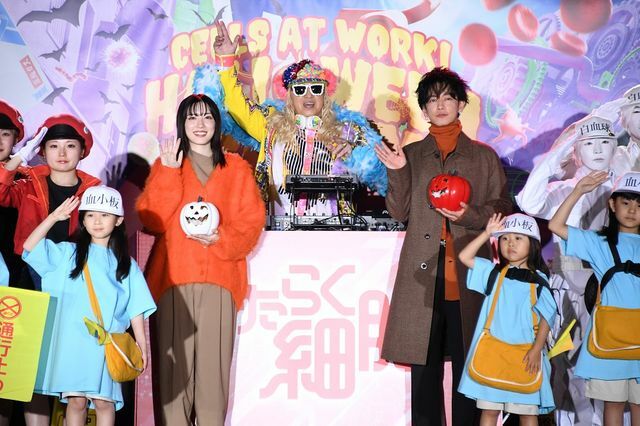 イベントに出席した永野芽郁さん、DJ KOOさん、佐藤健さん　（C）清水茜／講談社　（C）原田重光・初嘉屋一生・清水茜／講談社　（C）2024映画「はたらく細胞」製作委員会