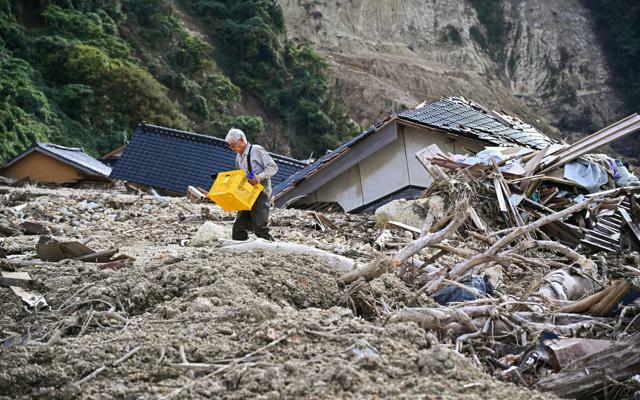 豪雨で被災した自宅に、金沢市のみなし仮設住宅から片道約3時間かけて通う男性（75）。この日は金庫から通帳などの貴重品を取りに来た=2024年10月31日午後1時47分、石川県珠洲市仁江町、金居達朗撮影