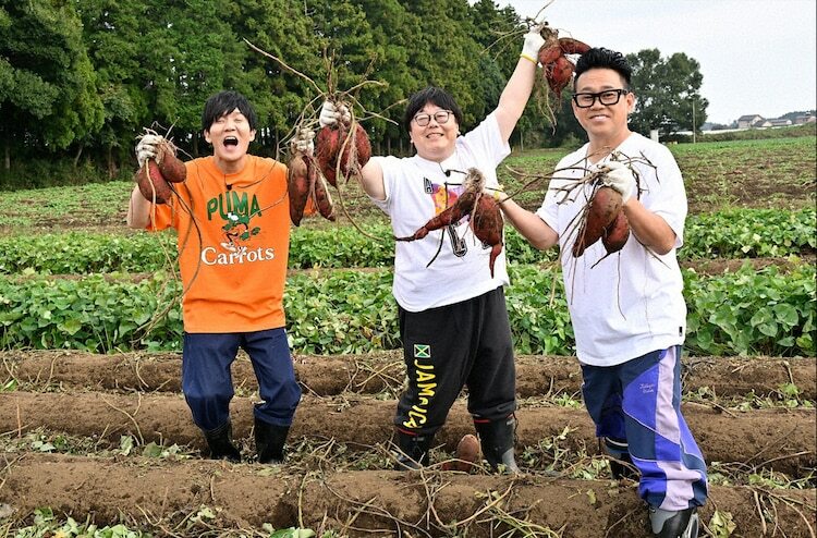 左からタイムマシーン3号、宮川大輔 (c)日本テレビ