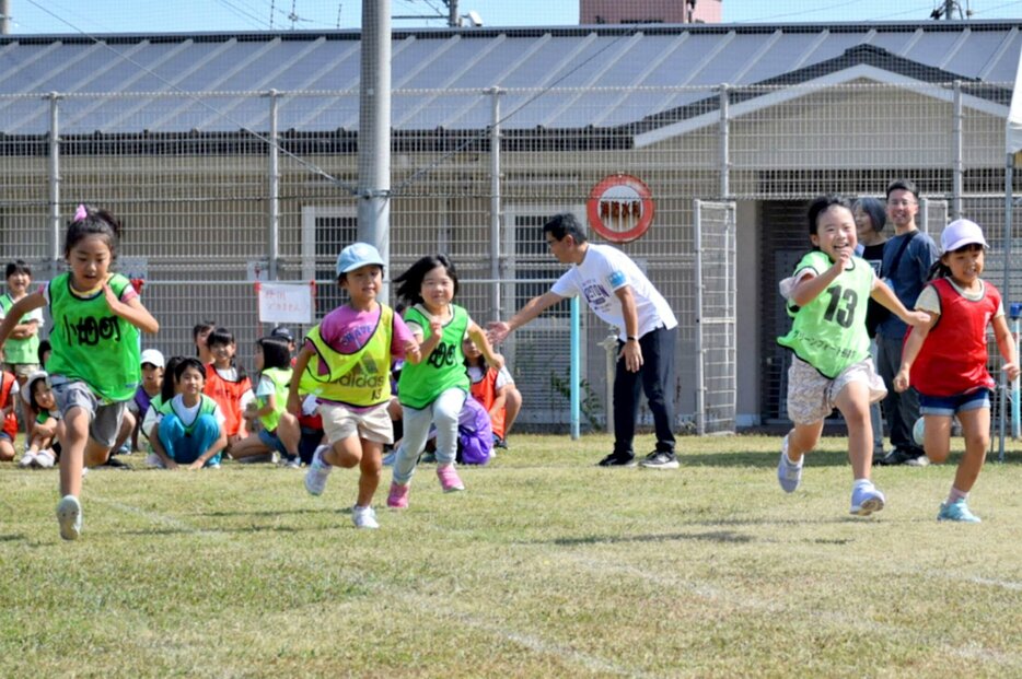 小学生７０メートル競走で懸命に走る児童