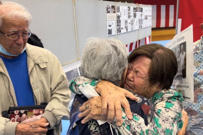 ウチナーンチュ大会会場でのイベント期間中、図書館のブースで1世の出生地を知り、翌日にその場所を訪れた際、親戚と対面することができた方もいたといいます=2022年＝沖縄県立図書館提供