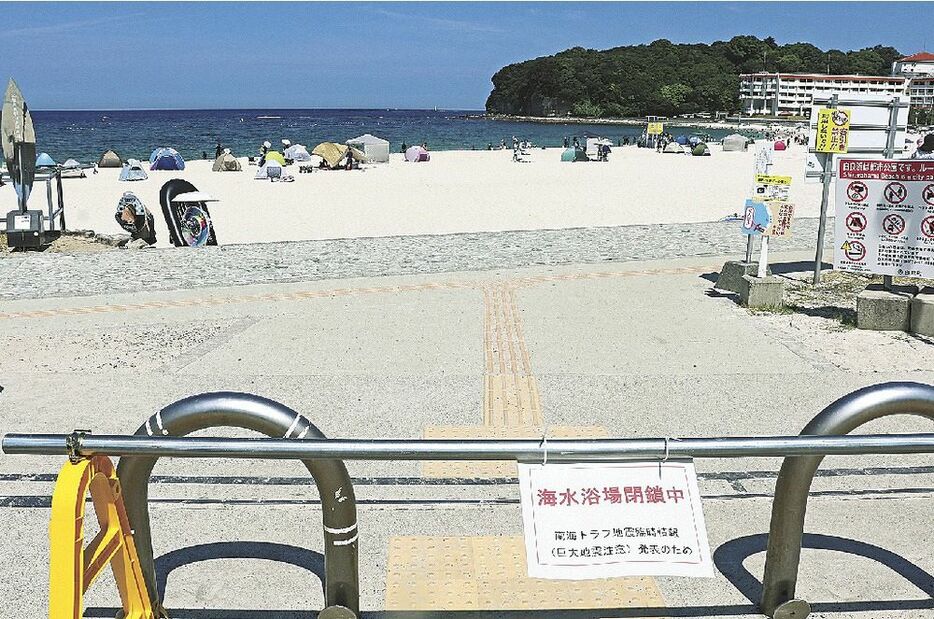 南海トラフ地震の臨時情報が発表され、１週間程度の閉鎖となった白良浜海水浴場（８月９日、和歌山県白浜町で）