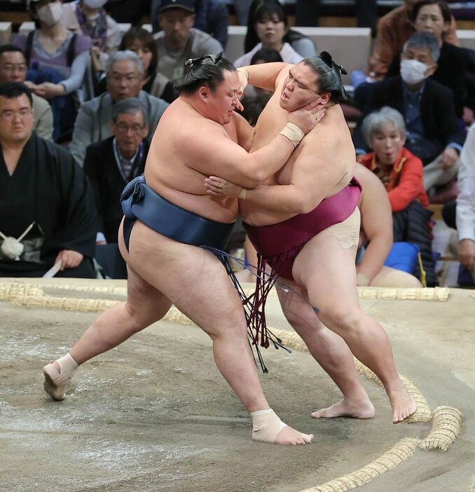 玉鷲（左）が押し出しで御嶽海を破る（カメラ・豊田　秀一）　