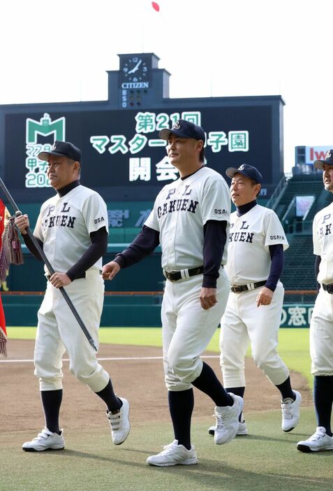 マスターズ甲子園の開会式で行進するPL学園OB（カメラ・瀬川　楓花）