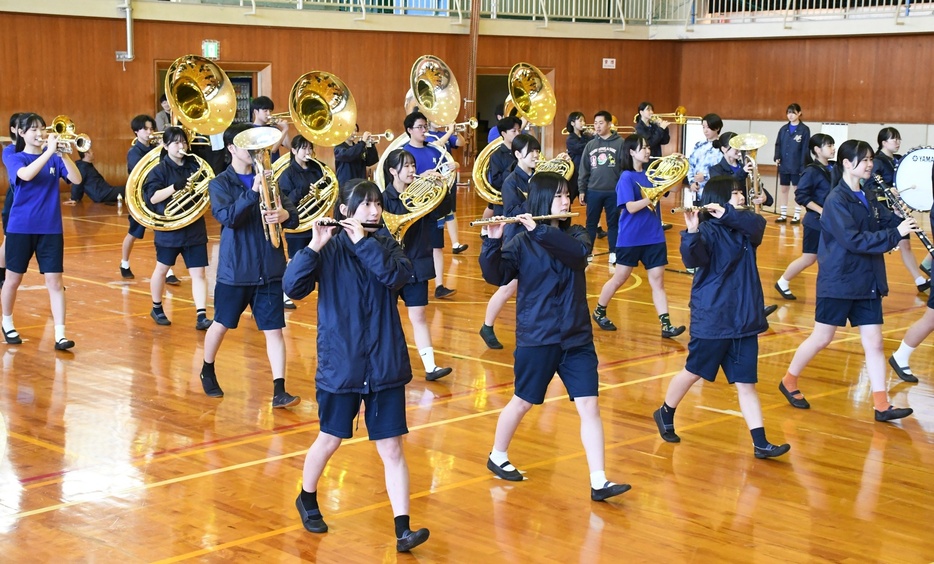 マーチングの基礎練習に取り組む松江商業高校の吹奏楽部員∥松江市玉湯町湯町、玉湯体育館