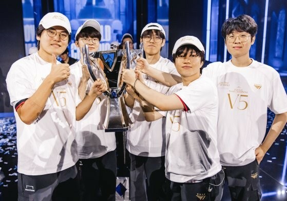 ２日（現地時間）英国、ロンドンで開かれたロールドカップで韓国チーム「Ｔ１」が、「フェイカー（Ｆａｋｅｒ）」イ・サンヒョクの活躍で通算５度目の優勝を果たした。左側からイ・ミンヒョン、イ・サンヒョク、ムン・ヒョンジュン、リュ・ミンソク、チェ・ウジェ。［写真　ＳＫテレコム］