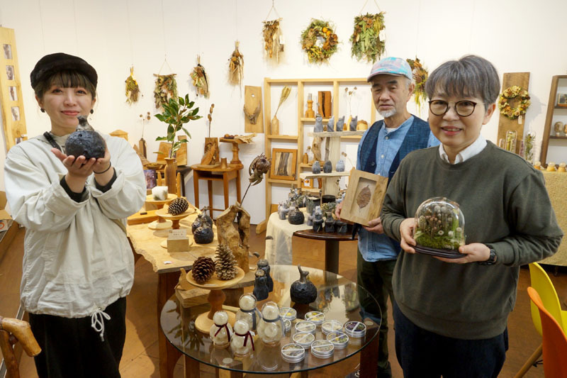 作品を持ち寄って「三人展」を開いている3人