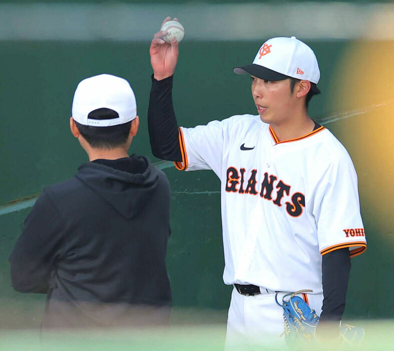 ブルペンで杉内コーチ（左）と話す赤星優志（カメラ・宮崎　亮太）　