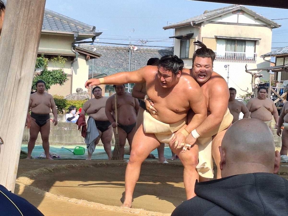 時津風一門の連合稽古で大関返り咲きに燃える霧島（右）は大関・豊昇龍を申し合いで送り出しに破る