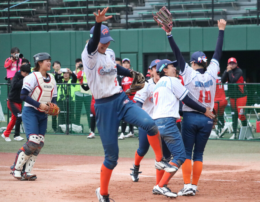 ソフトボール女子のニトリＪＤリーグ準決勝。連覇を狙うトヨタ（西地区１位）と日立（東地区１位）が１７日の決勝に進んだ。写真は、決勝進出を決めて喜ぶ日立の選手たち＝１６日、愛知・パロマ瑞穂野球場