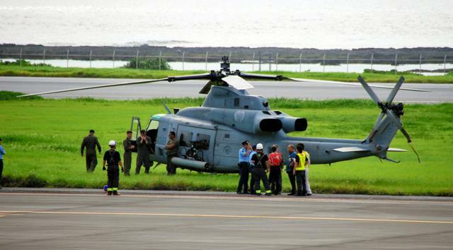 UH1の同型機。2018年に沖縄県久米島町に着陸した時の様子=町提供