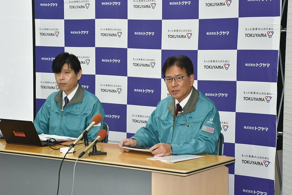 説明する谷川さん（左）と奥野製造所長