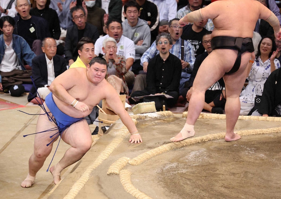 ＜九州場所4日目＞　　阿炎（右）のすくい投げに敗れた大の里　　（撮影・成瀬　徹）　　