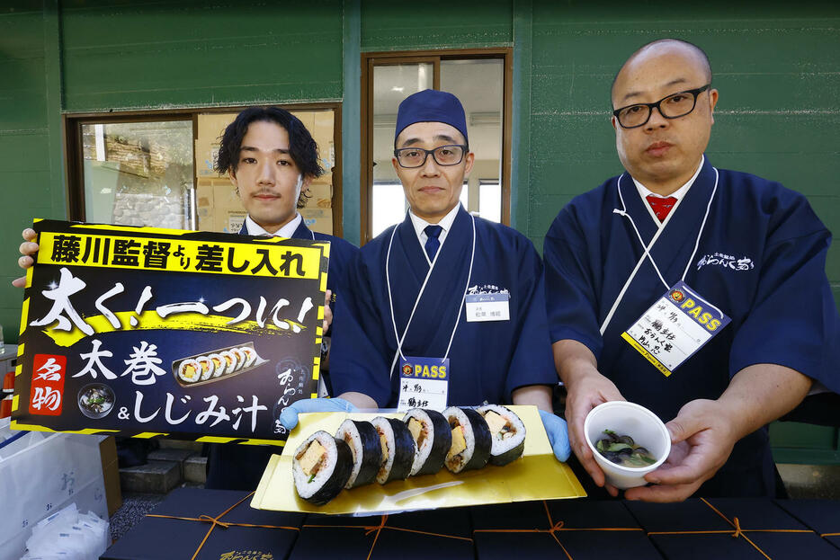 阪神藤川監督から関係者に差し入れられた太巻きとしじみ汁（撮影・藤尾明華）