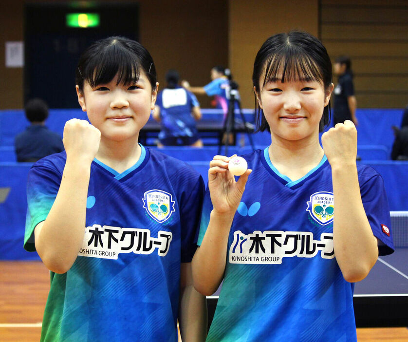 女子ダブルスで優勝した村山結来（右）、南芹那組