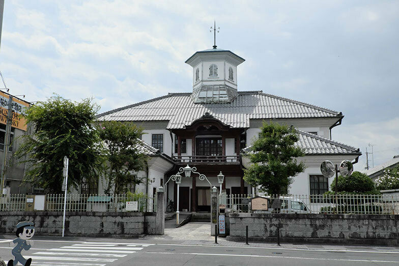 1877年に建てられた擬洋風建築、白雲館などヴォーリズ建築以外にも見所が多い。左端に映る飛び出し坊やの発祥は東近江で、滋賀にはバリエーションが多いとか（写真撮影／筆者）