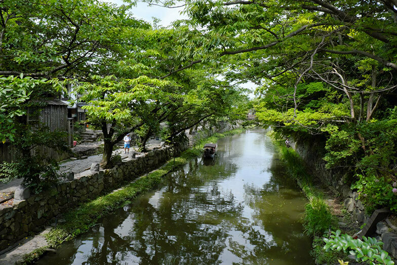 堀めぐりのできるお掘。堀沿いには飲食店など観光客向けのお店が点在する（写真撮影／筆者）