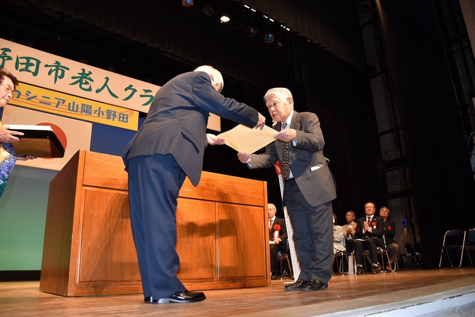 表彰状を受け取る佐々木さん（右、市民館で）