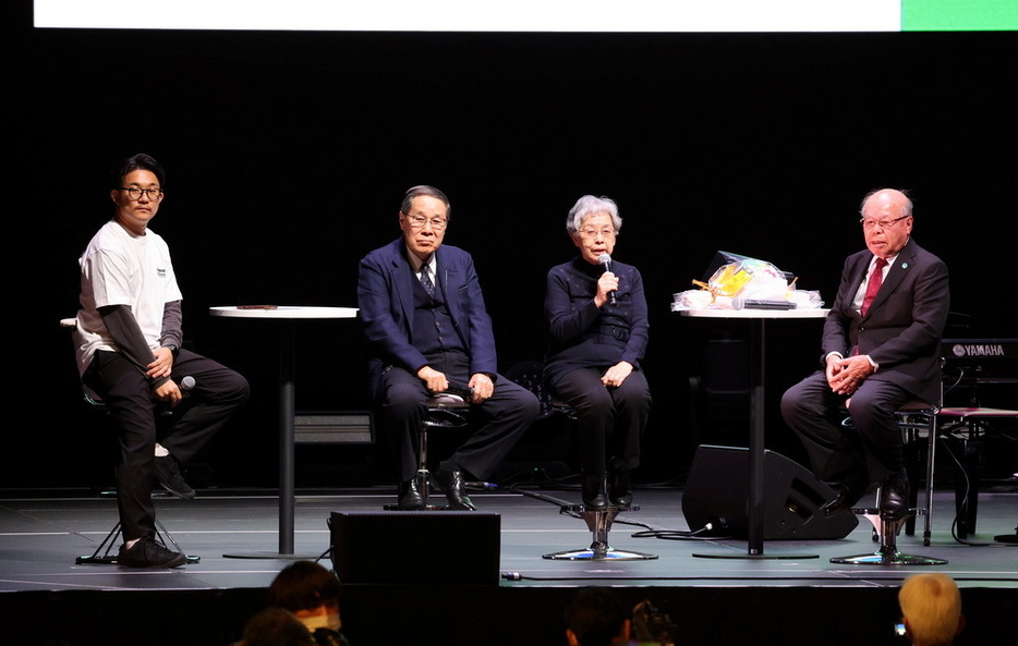 トークセッションで語る（右から）田中さん、横山さん、朝長さん、林田さん＝長崎市、ハピネスアリーナ