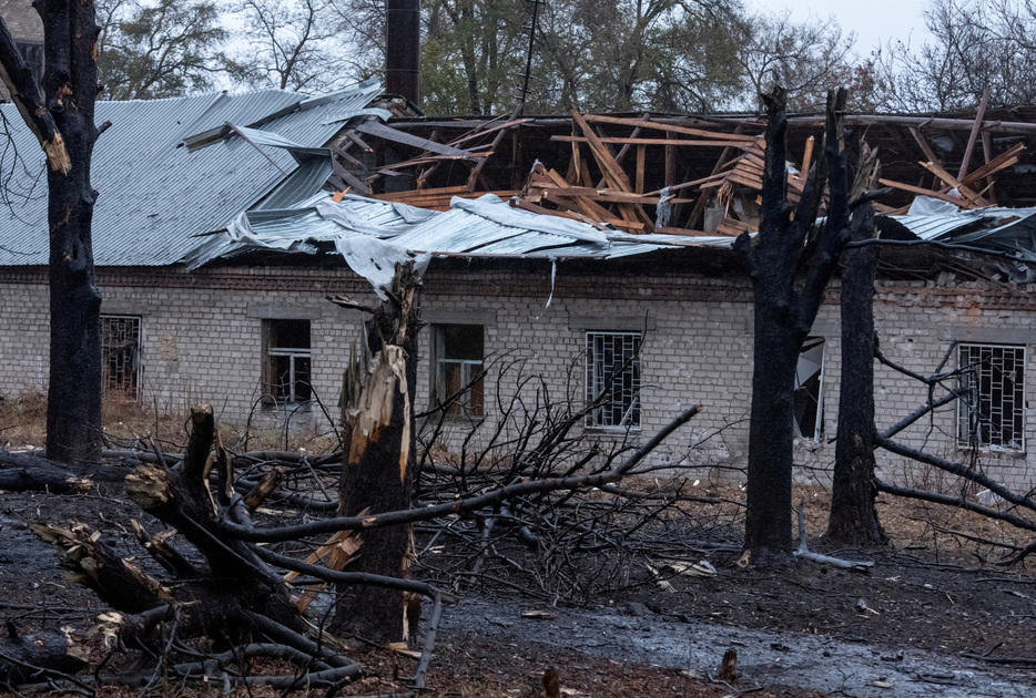 　１１月２１日、米国防総省はロシアがウクライナ攻撃でこれまで実戦使用されたことのない中距離弾道ミサイルを発射したとの見方を示した。写真はロシアによるミサイル攻撃を受けた現場。同日、ウクライナ東部ドニプロで撮影（２０２４年　ロイター/Mykola Synelnykov）