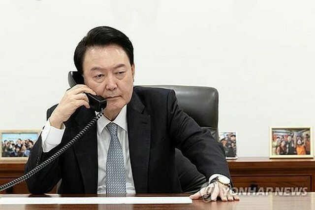 電話協議を行う尹大統領（大統領室提供）＝（聯合ニュース）≪転載・転用禁止≫