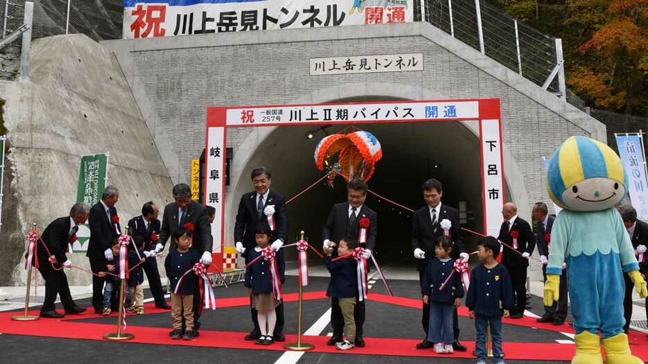 テープカットとくす玉割りなどで祝った「川上Ⅱ期バイパス」の開通式典＝下呂市馬瀬川上