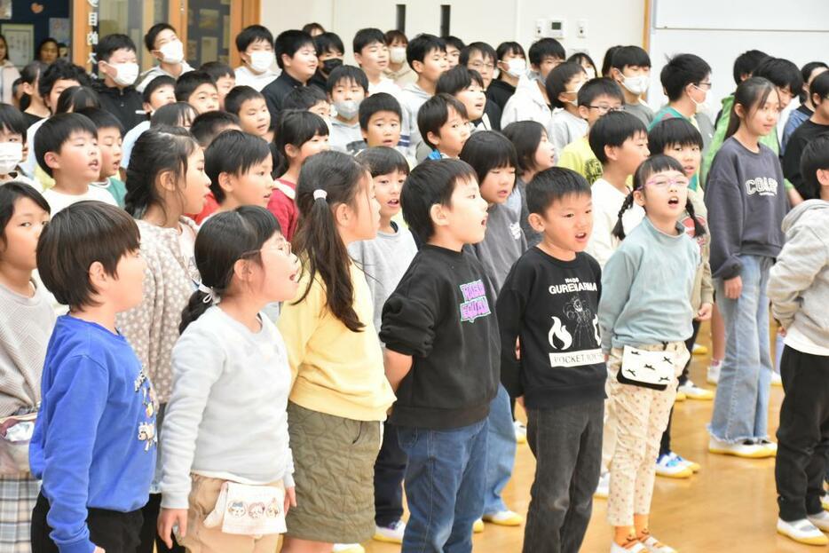 谷川俊太郎さんの訃報を受けた大洗町立南小の全校集会で校歌を元気よく歌う児童ら=19日、同町大貫町