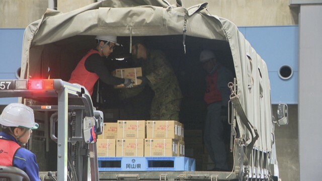 岡山市のコンベックス岡山に集まった救援物資を玉野市と美咲町の避難所へ